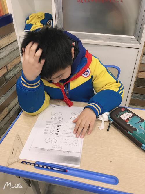 小学一年级孩子背古诗挠头场景