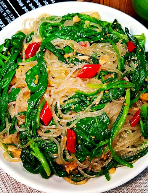 凉拌菠菜粉丝夏日清爽餐桌