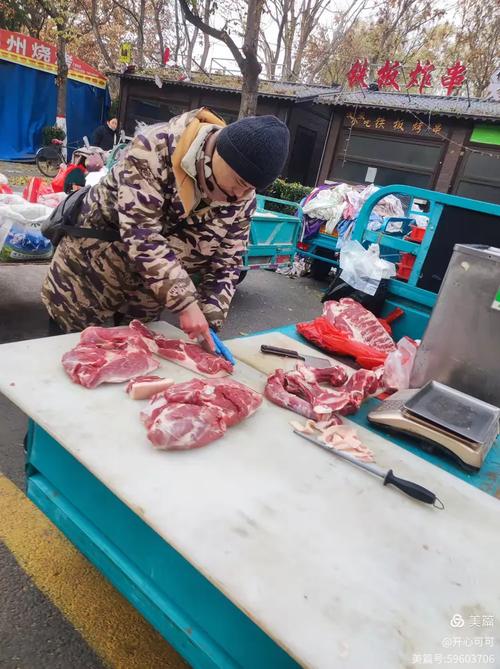 德州菜市场现挂酱驴肉摊主抬刀切肉场景