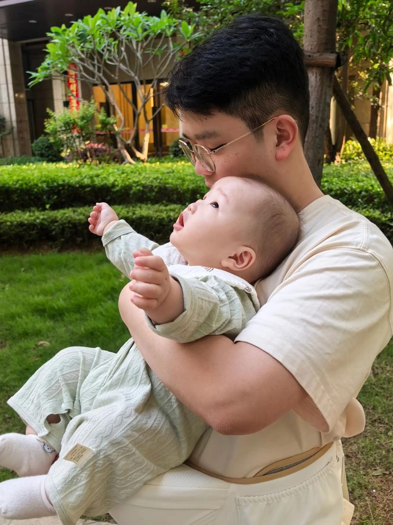 父亲抱着哭泣的小孩轻声安慰的特写