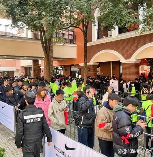 球鞋线下发售现场排队人群