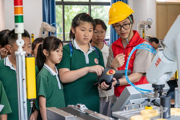 高中学生参加职业体验实践活动场景