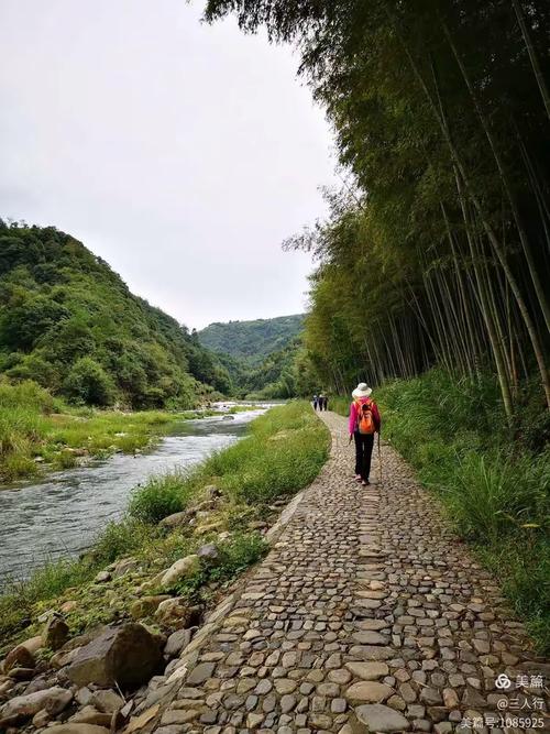 湖北南漳雷坪村古盐道秋季徒步步道