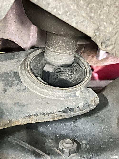 汽修师傅用撬棍检查汽车底盘摆臂胶套