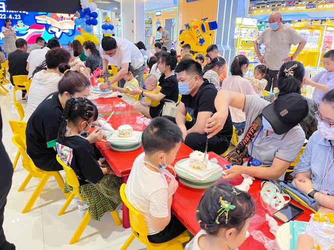 孩子参与布置工业家庭周末早餐会现场