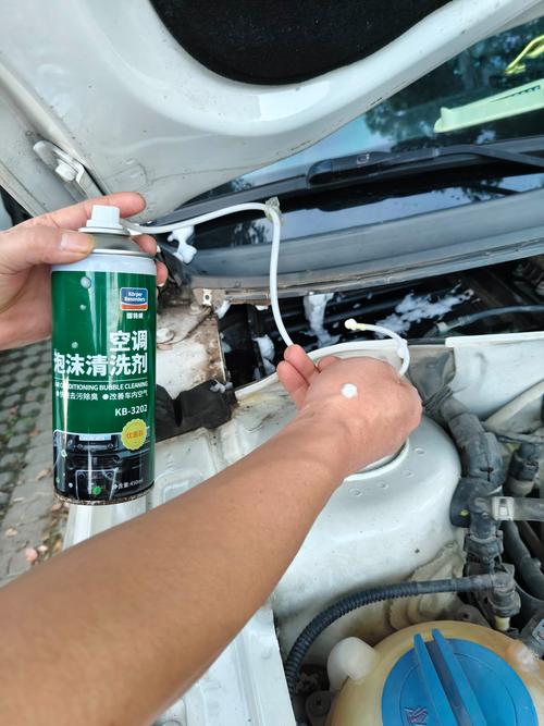 汽修师傅化清剂喷真空管路检漏实拍