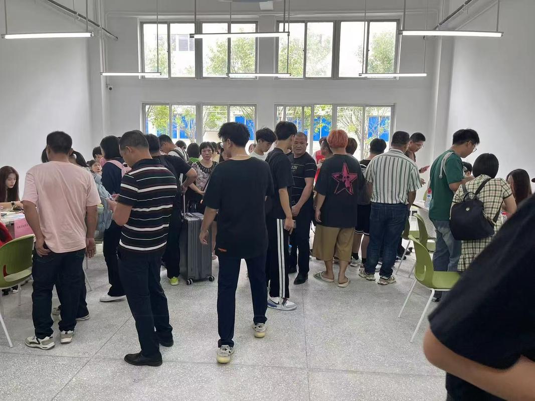 2026年秋季大学新生报到缴费窗口场景