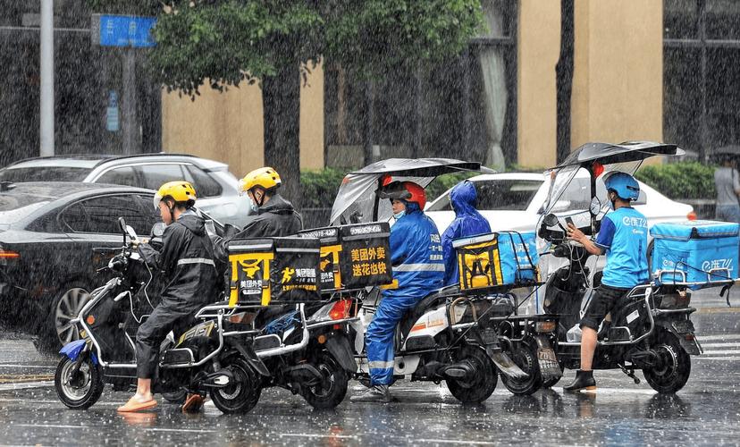 南京雨天自动驾驶网约车路边避让外卖骑手场景