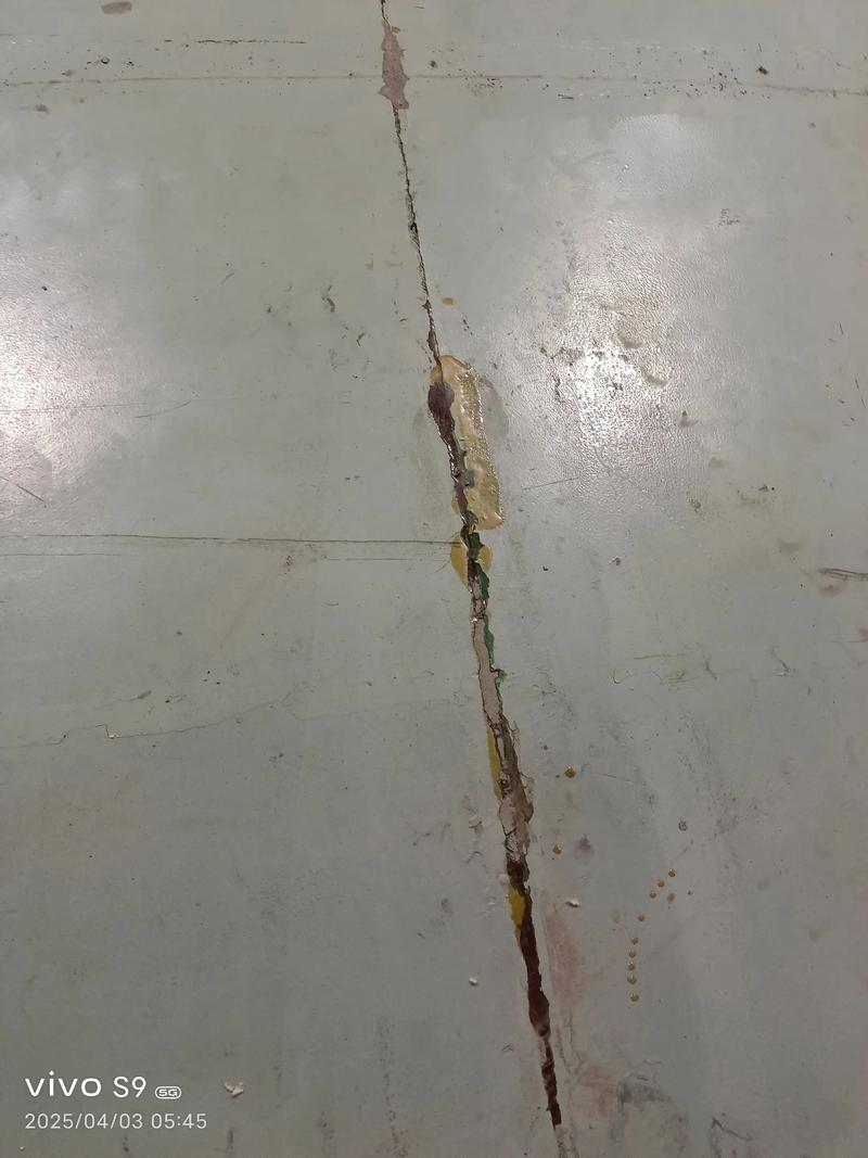 工厂车间环氧地坪起泡开裂实拍图