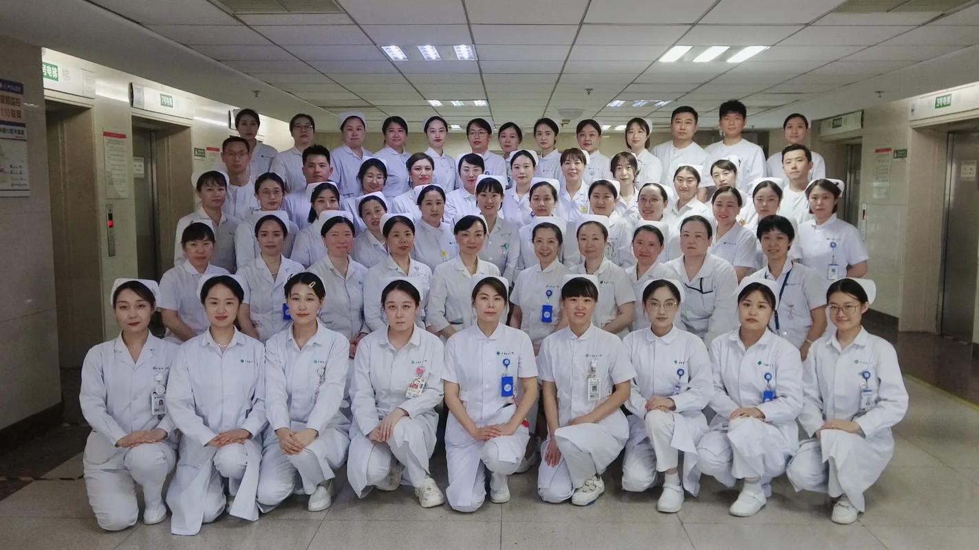 医学院附属医院大楼外景,学生穿白大褂走过