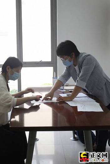 认罪认罚具结书签署前律师阅卷场景照片