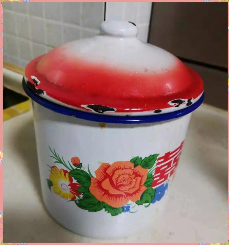 老单位家属院平房门口晴天晒着的搪瓷缸