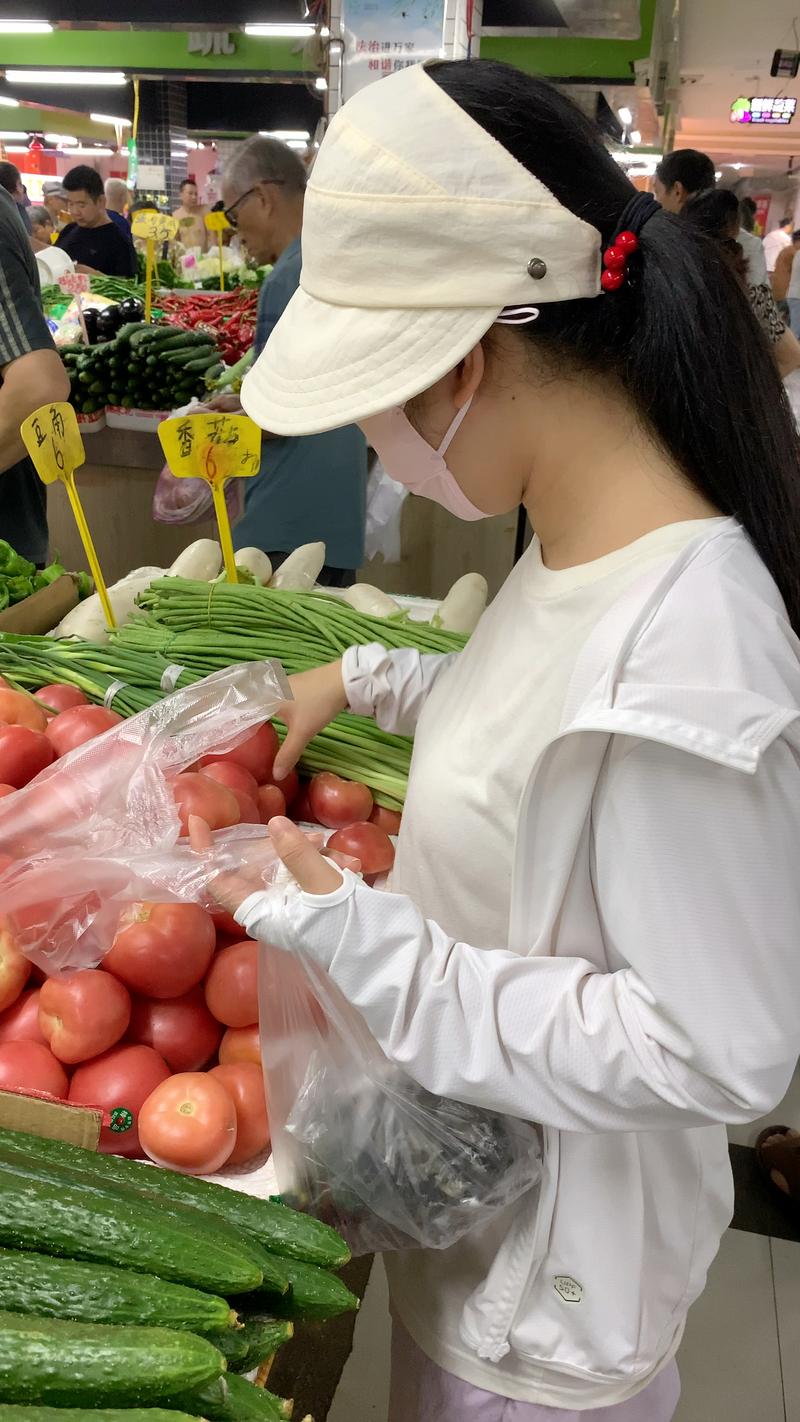 独自在市场买菜