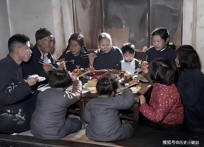 亲子家庭在餐桌一起分析战争老照片互动场景