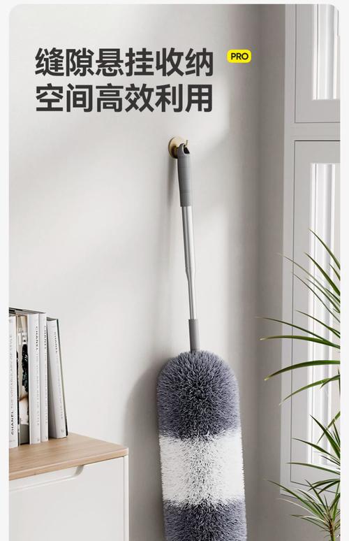 墙角乱堆发霉的家用除尘清洁工具