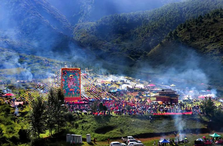 云南宁蒗泸沽湖转山节摩梭对歌场景