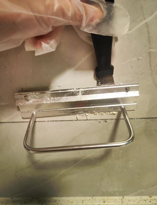卫生间免钉胶置物架脱落瓷砖掉落残骸