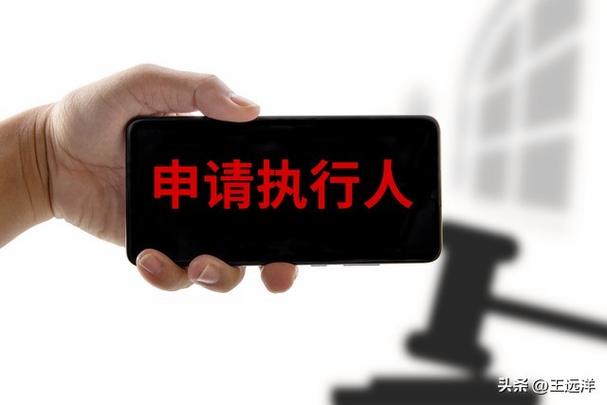 当事人拿着中止执行裁定书蹲在法院门口发呆的实拍