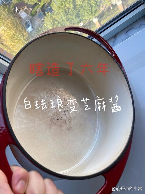 厨房珐琅锅表面被小苏打磨出的细白划痕特写