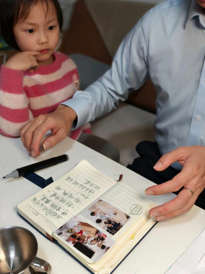 父亲用手机记录婴儿成长数据对比传统手账
