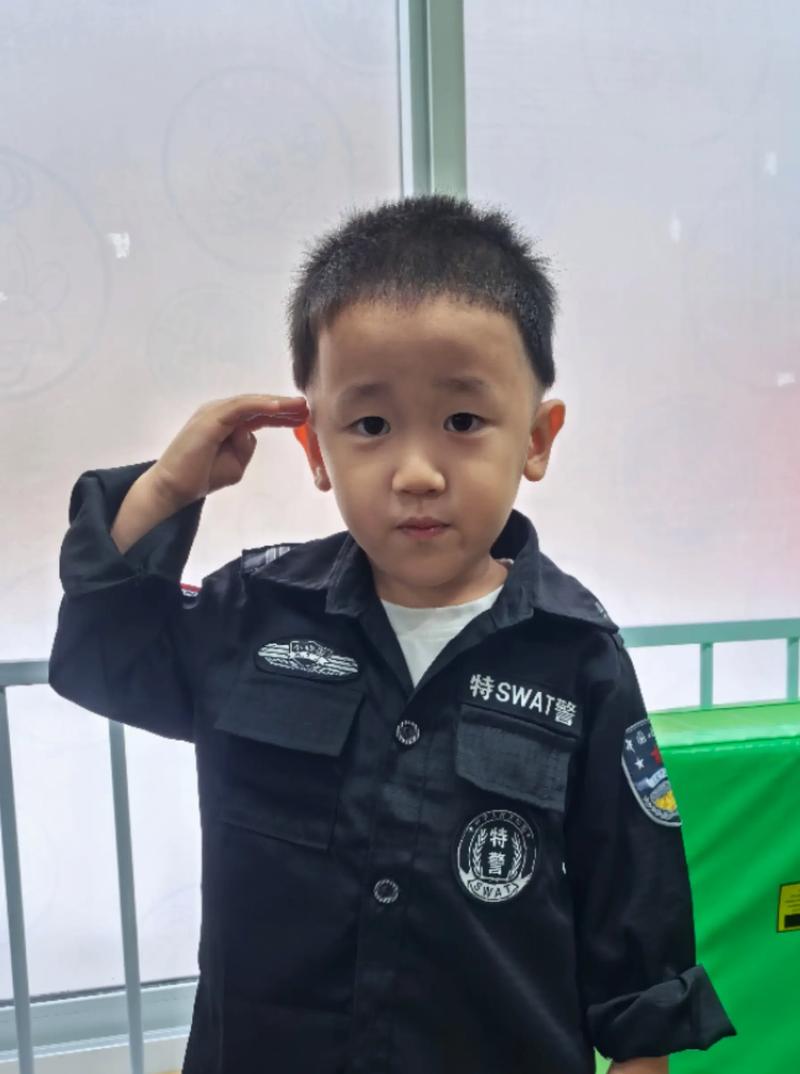 小男孩模仿保安敬礼的场景