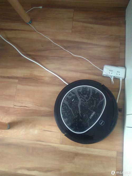 扫地机器人避障失败被电线缠住的实拍图