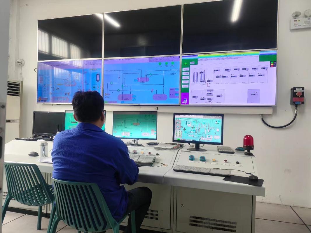 现代化工厂中控室DCS操作站多屏显示场景