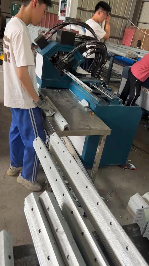 钢结构加工设备生产车间边角料实拍