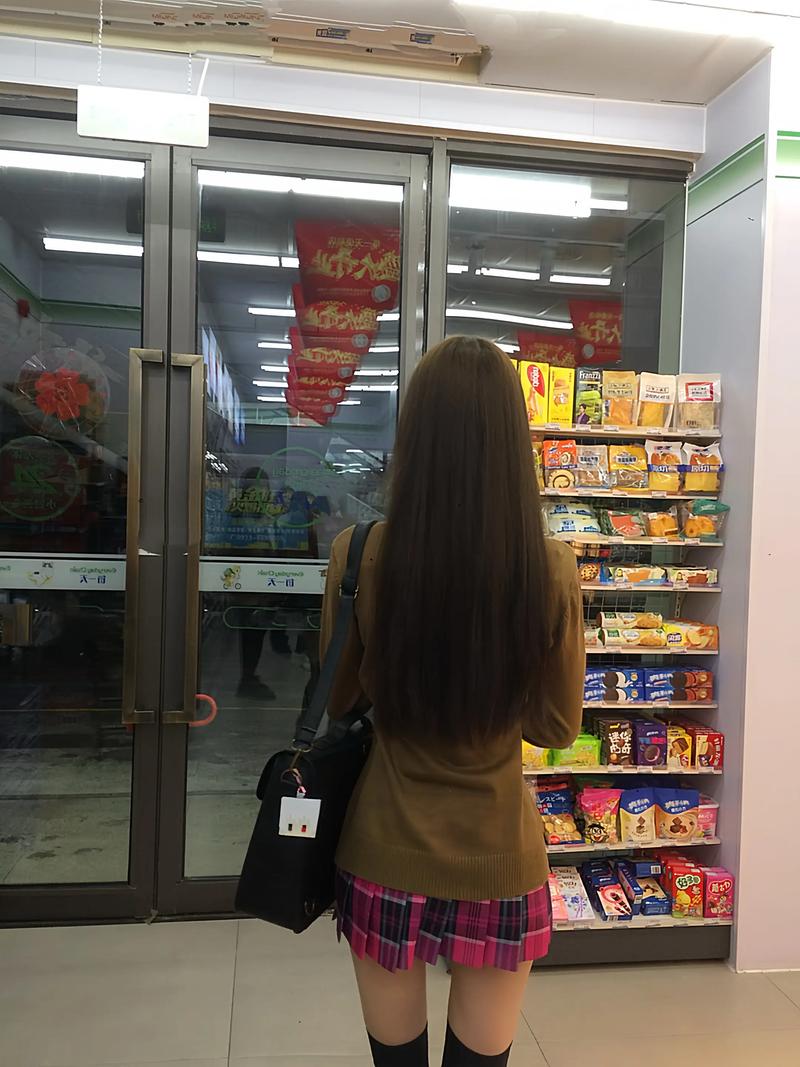 超市货架前认真挑选洗发水的女性背影
