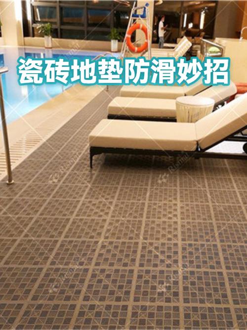 幼儿园小朋友蹲在地上对比瓷砖和防滑垫的摩擦力触感