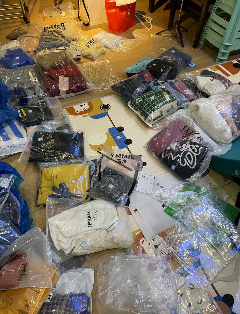 普通消费者家中直播网购闲置商品堆积场景