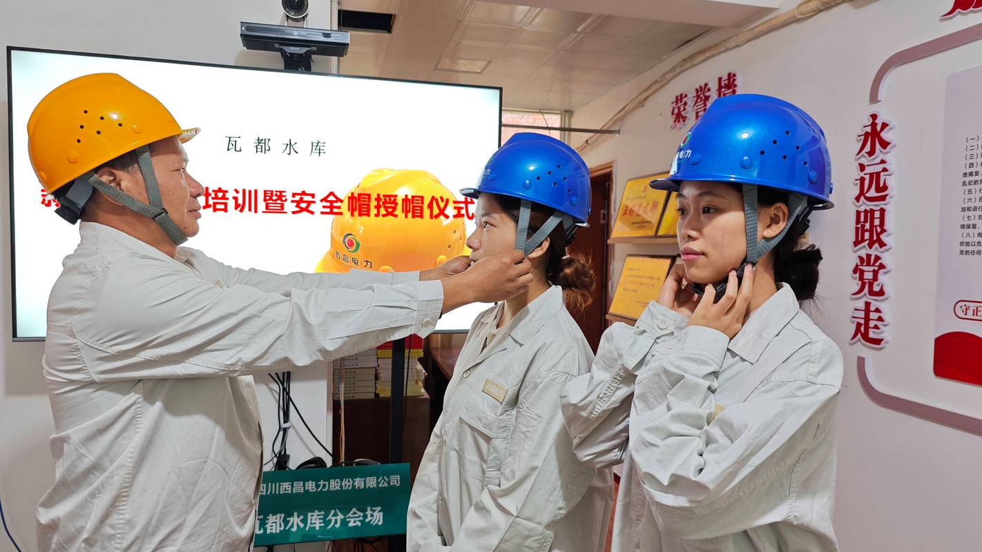 工厂员工安全培训佩戴防护用品实景