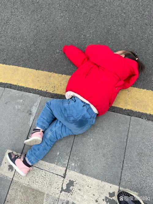 三岁娃情绪爆发打滚家庭场景实拍