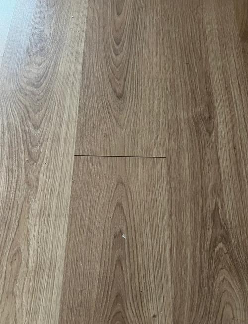 实木地板缝隙开裂现场实拍