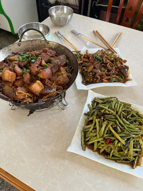 南漳长坪镇农家腊猪蹄炖香椿