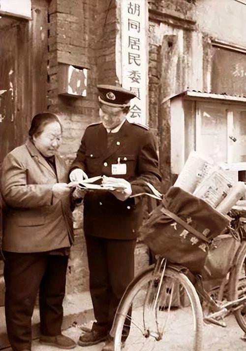 邮递员手工盖钢戳老照片