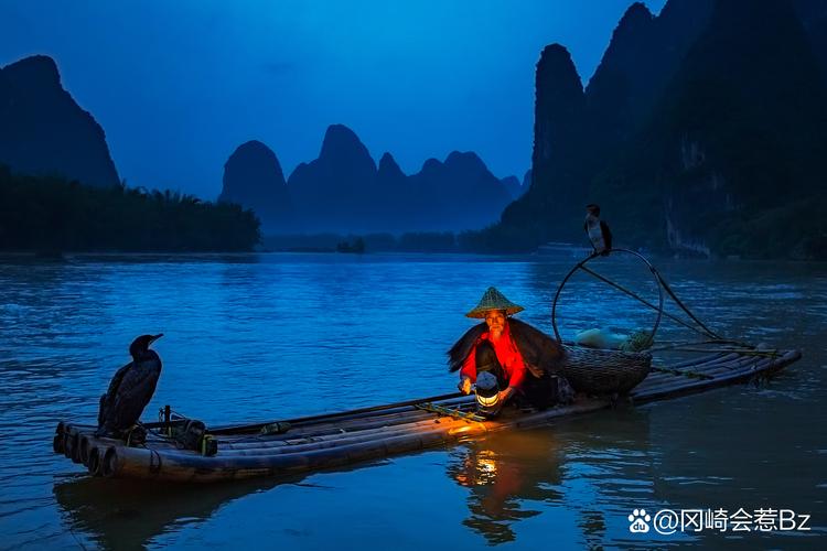 桂林漓江兴坪段渔火夜景图