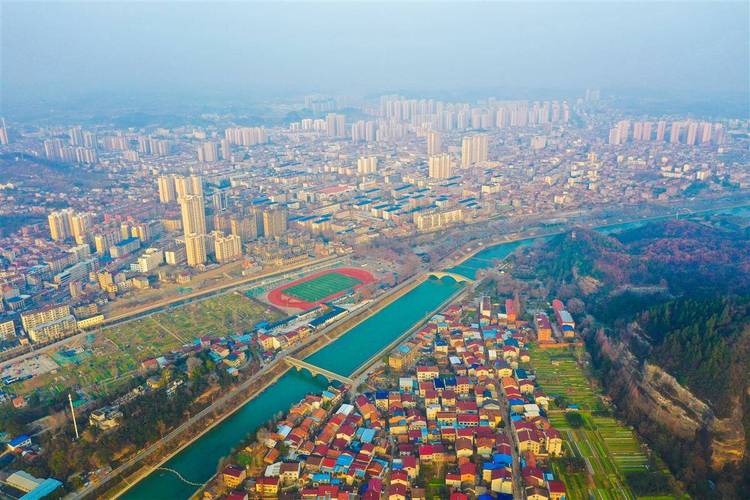 湖北省襄阳市南漳武安镇蛮河大堤风光