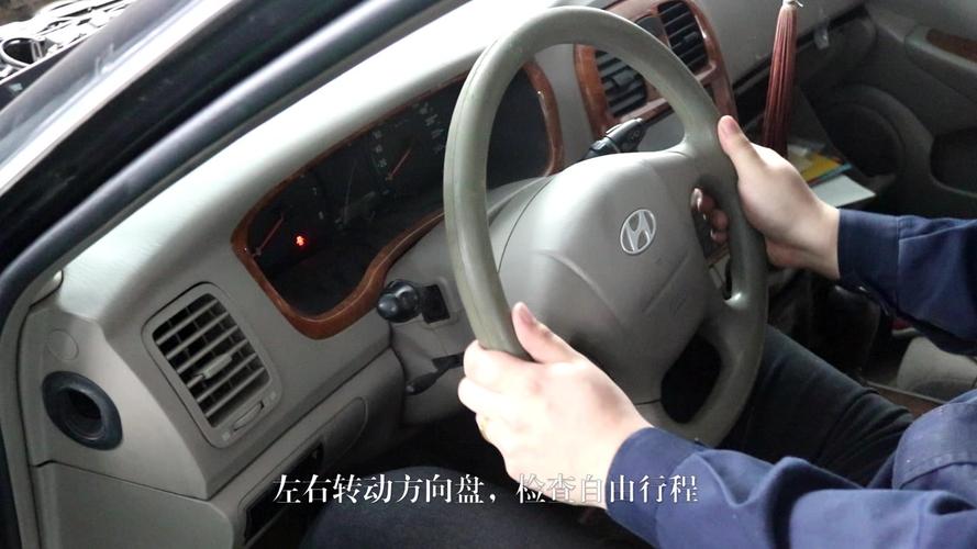 车主原地检查方向盘自由间隙实拍