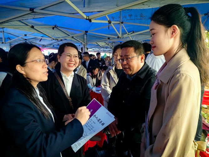 大学生就业援助政策宣传进校园活动现场