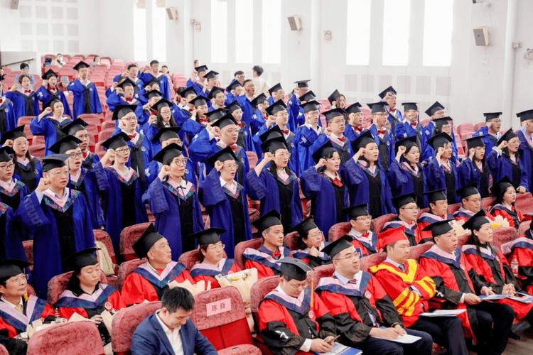 EMBA毕业典礼学位帽抛向空中特写