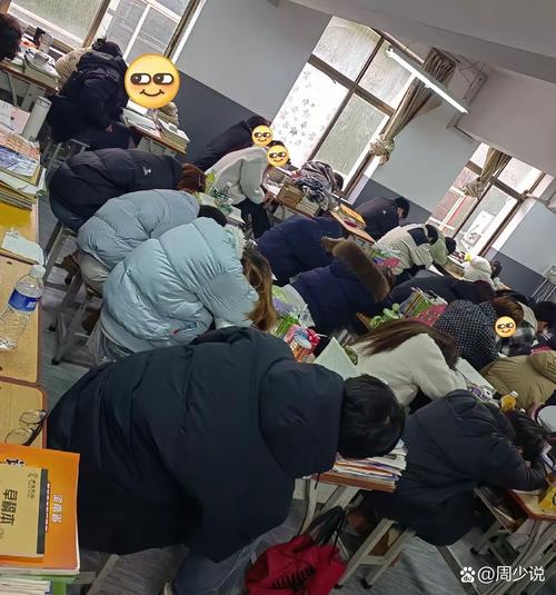 中小学教室学生情绪失控趴在课桌场景