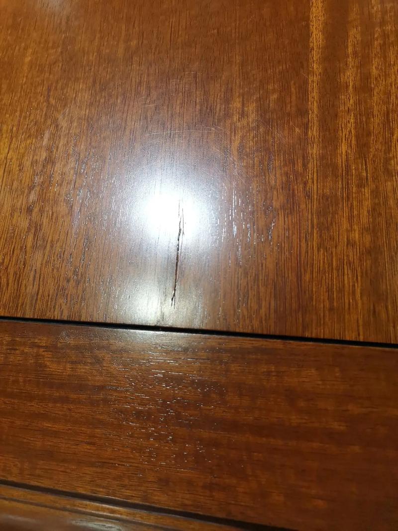 手电筒斜照实木桌面细微划痕实拍