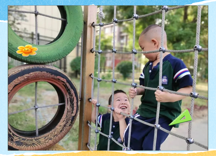家长在游乐场边缘观察孩子攀爬的谨慎画面