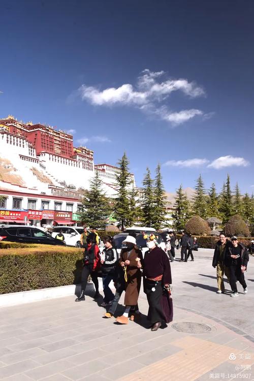 布达拉宫外围转经道转经场景