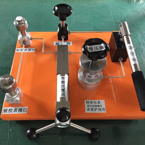 工程师在校验台校准工业压力表过程特写