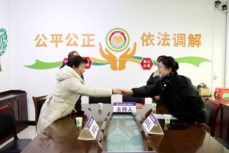 社区调解室桌面摆放调解记录和房产证复印件