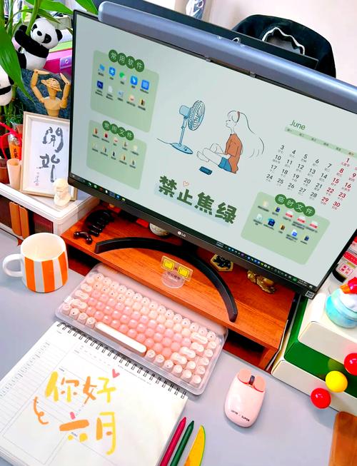 美纹纸分区的办公桌面实拍