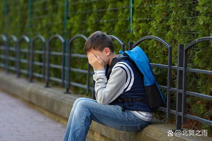 校门口地上散落乐高哭的小男孩