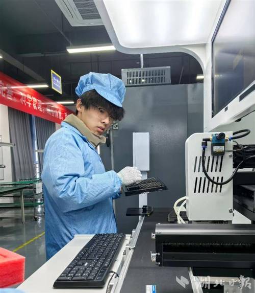 华中科技大学本科生在长江存储实习基地调试半导体设备